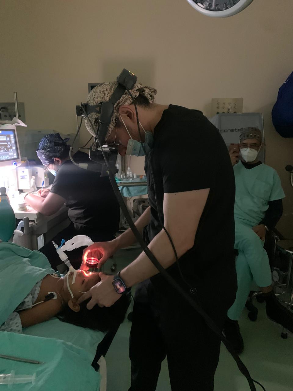 Dr. Villarreal en cirugía pediátrica